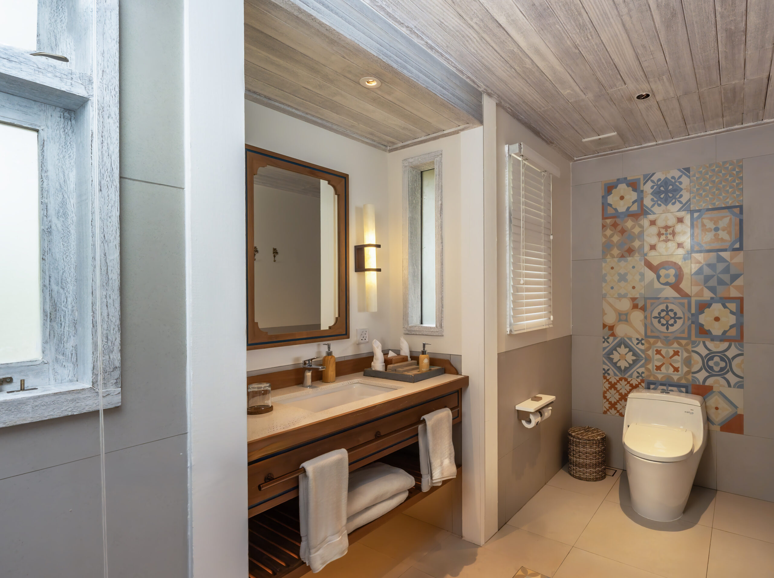 2024/08/Panoramic-Beach-Bungalow-Bathroom-scaled.jpg